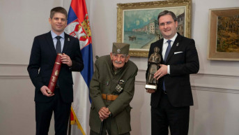 Selaković i Gujon dodeljuju nagradu čuvaru Zejtinlika 