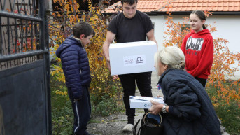 Uručenje paketa pomoći socijalno ugroženim porodicama u Štrpcu