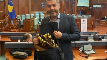 Ardian Kastrati sa ćebetom u Skupštini Kosova