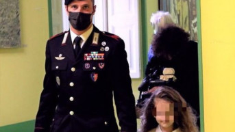 Italijanski vojnik pomogao bolesnoj devojčici sa Kosova Italijanski vojnik pomogao bolesnoj devojčici sa Kosova
