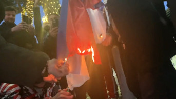 Albanci u Tirani pale srpsku zastavu Albanci u Tirani pale srpsku zastavu