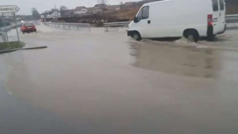 Voda na putu u mestu Poluža nadomak Srbice Voda na putu u mestu Poluža nadomak Srbice