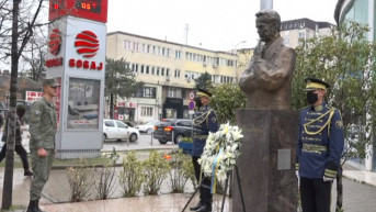 Polaganje venaca kraj biste Bobu Dolu