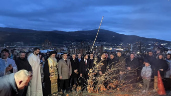 Nalaganje badnjaka ispred srkve u Severnoj Mitrovici