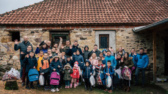 Arno Gujon sa decom u selima u okolini Novog Pazara Arno Gujon sa decom u selima u okolini Novog Pazara