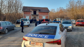 Policija rasteruje Srbe u Klini Policija rasteruje Srbe u Klini