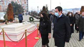 Kurti i Osmani na rugovinom grobu Kurti i Osmani na rugovinom grobu