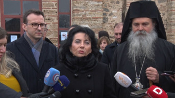 Ljiljana Šubarić na Božić u porti manastira Gračanica