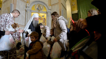 Patrijarh Porfirije deli paketiće deci.jpg Patrijarh Porfirije deli paketiće deci.jpg