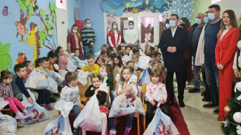 Pokloni opštine Pećinci za mališane u Sočanici Pokloni opštine Pećinci za mališane u Sočanici