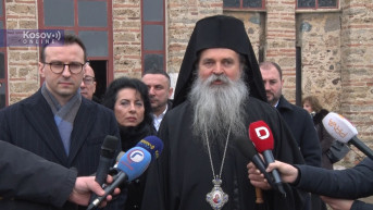 Vladika Teodosije na Božić u porti Manastira Gračanica