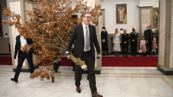 Vučić uneo badnjak u Predsedništvo. Vučić uneo badnjak u Predsedništvo.