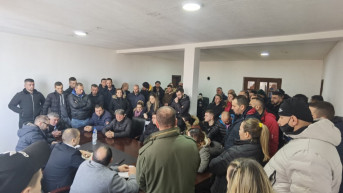 Ivan Vujić sa meštanima Vitine