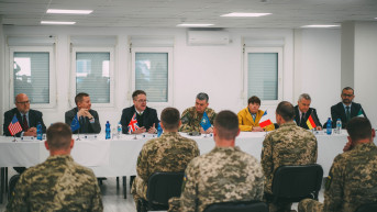 Džefri Hovenijer sa predstavnicima KFOR-a Džefri Hovenijer sa predstavnicima KFOR-a