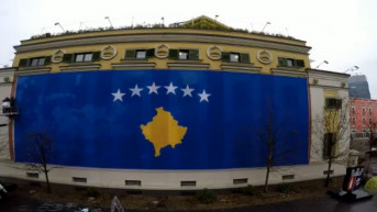Zastava Kosova na zgradi opštine Tirana