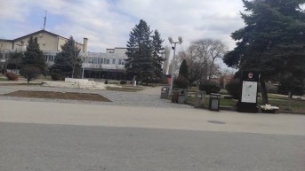 Spomenik Majci Terezi na mestu crkve Svete Trojice u centru Đakovice 