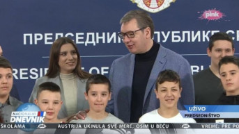 Aleksandar Vučić sa srpskom decom iz regiona