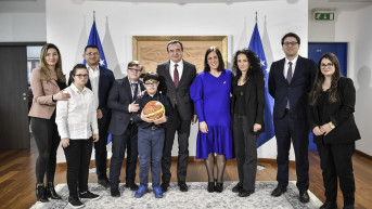 Aljbin Kurti sa decom obolelom od Daunovog sindroma Aljbin Kurti sa decom obolelom od Daunovog sindroma