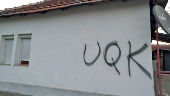 Grafiti na kući u Suvom Dolu.jpg Grafiti na kući u Suvom Dolu.jpg
