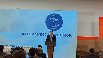 Bisljimi na konferenciji.jpg