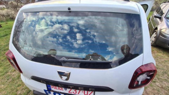 Bačene eksplozivne naprave na policijski auto