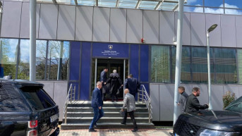 Vesli Klark na ulazu zgrade kosovske vlade Vesli Klark na ulazu zgrade kosovske vlade