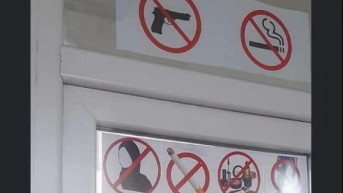 Znak o zabrani u školama u Đakovici