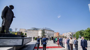 Osmani ispred spomenika Rugovi.jpg