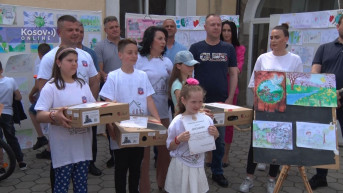 Ljiljana Šubarić sa učenicima osnovnih škola
