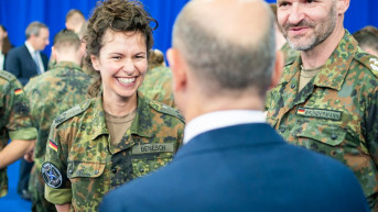 Olaf Šolc i nemački vojnici u sastavu Kfora
