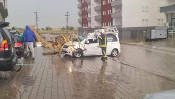 Kran se srušio na automobil u Gnjilanu