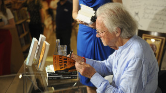 Peter Handke potpisuje knjige.jpg Peter Handke potpisuje knjige.jpg