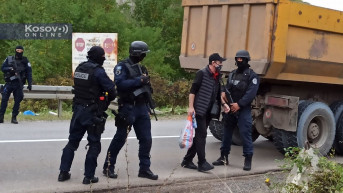 Pripadnici Rosu pretresaju građane na Jarinju Pripadnici Rosu pretresaju građane na Jarinju