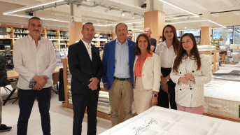 Senatorka i tužilac Pakton u poseti fabrici dušeka