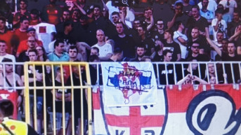 Nema predaje - zastava sa naslikanim Kosovom - navijači Tventea