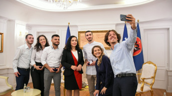 Vjosa Osmani sa mladima