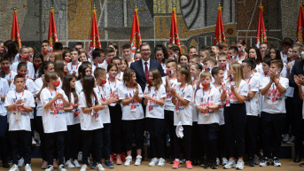 Vučić sa decom Vučić sa decom