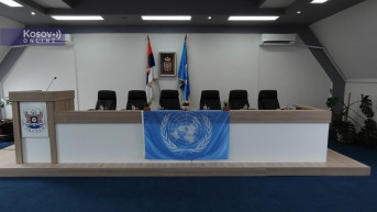 Zastave UN i Srbije na sednici u Zvečanu.jpg Zastave UN i Srbije na sednici u Zvečanu.jpg