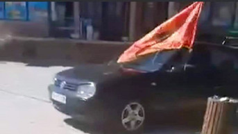 Automobil sa zastavom OVK