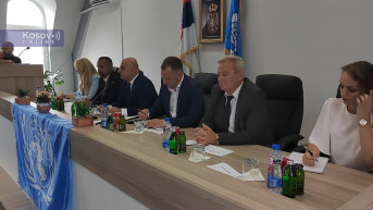 Zastave UN i Srbije na sednici u Zvečanu.jpg