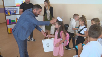 Živić podelio školski pribor prvacima