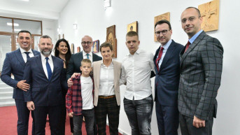 Petković i članovi Srpske liste sa decom Milana Radoičića