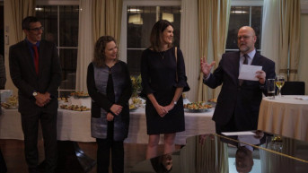Džefri Hovenijer sa novim članovima ambasade