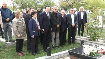 Kurti polaže cveće na spomenik Statovciju