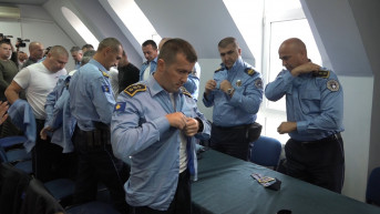 Policajci sa severa skidaju uniforme Policajci sa severa skidaju uniforme