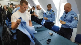Srpski policajci skidaju uniforme Kosovske policije
