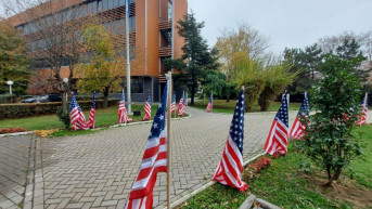 američke zastave ispred kosovske vlade