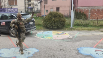 Pripadnici Kfora u dvorištu vrtića u Leposaviću