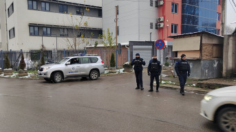 Kosovska policija u blizini zgrade opštine Severne Mitrovice.jpg