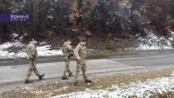 Britanski vojnici Kfora na barikadi u Ibarskoj Slatini Britanski vojnici Kfora na barikadi u Ibarskoj Slatini
